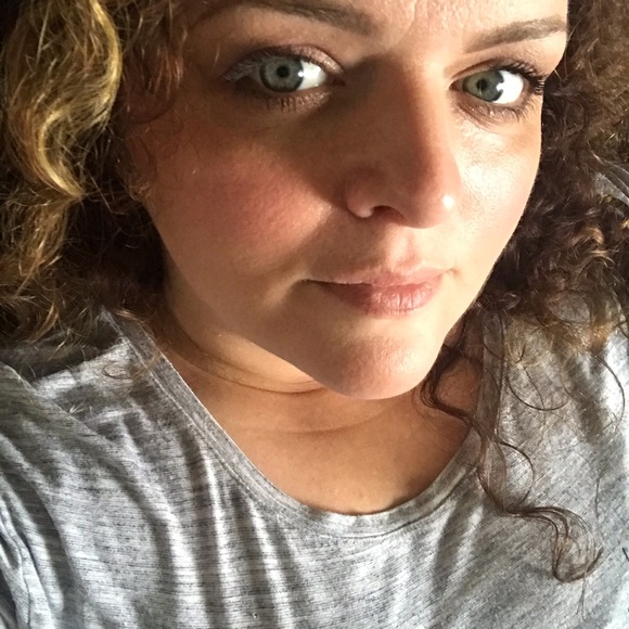 Profile Picture of Mandy Reid (@mandy_reid) on Poshmark
