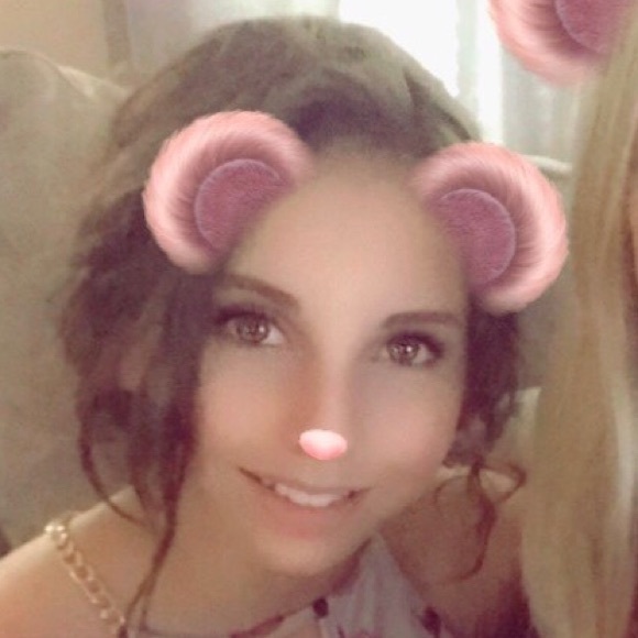 Profile Picture of Brianna Heninger (@briannaheni) on Poshmark