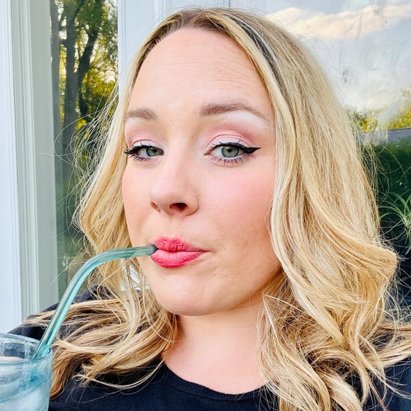 Profile Picture of Jessica Huinker (@jhuinker) on Poshmark