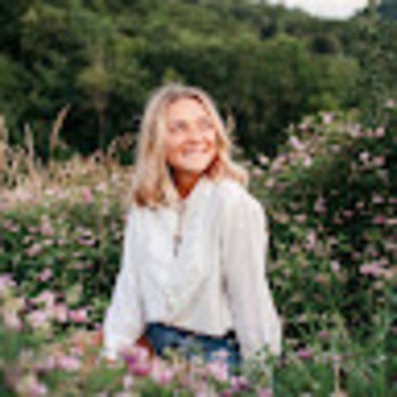 Profile Picture of Grace Chamberlain (@graciechambie) on Poshmark