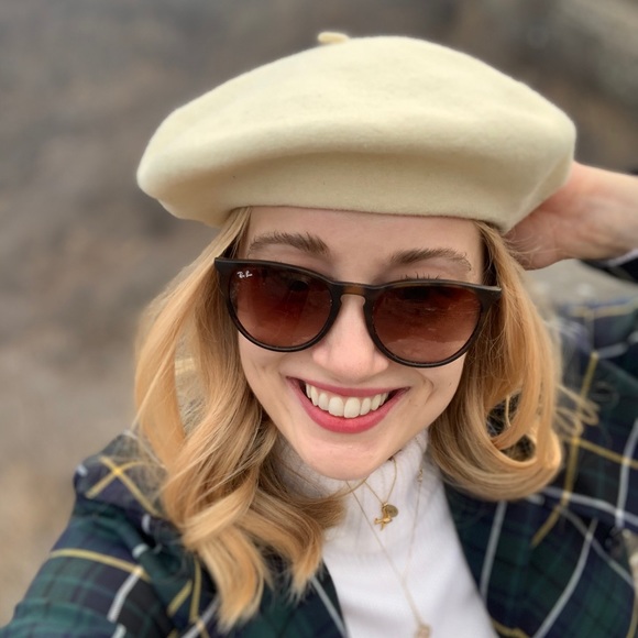 Profile Picture of Alicia Fecto (@lilifecto) on Poshmark