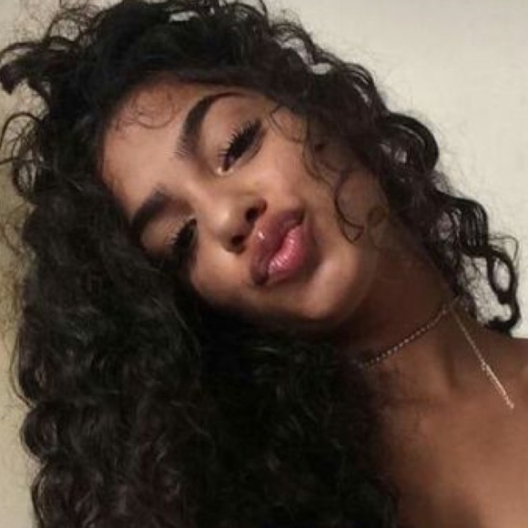 Profile Picture of Gloria James (@gloriajames142) on Poshmark