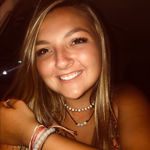 Profile Picture of Hannah Knight (@hannahalexis01) on Poshmark