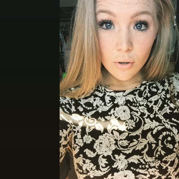 Profile Picture of Danielle Friend (@danielleemarie7) on Poshmark