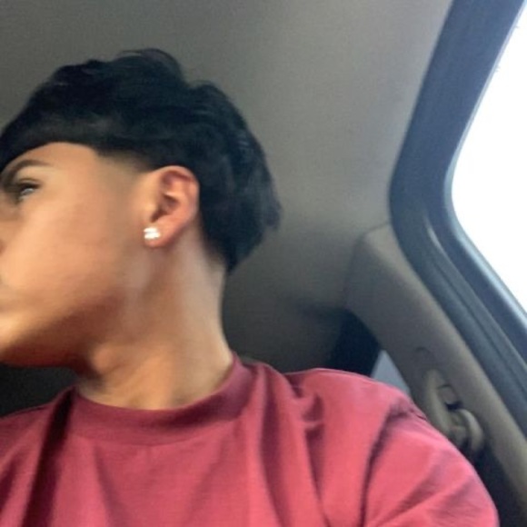 Profile Picture of Alejandro Piedras (@alejandropie994) on Poshmark