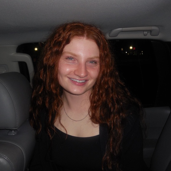 Profile Picture of Mia Campbell (@miacamppbell) on Poshmark