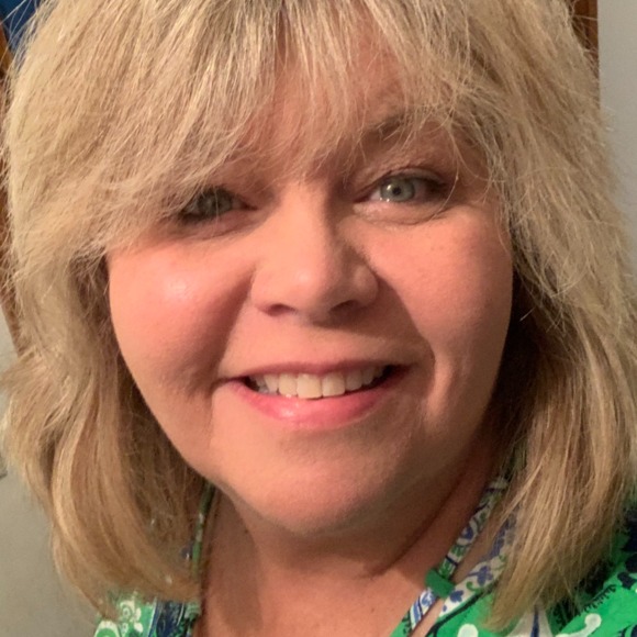 Profile Picture of Lisa Carlington (@lisamartine) on Poshmark