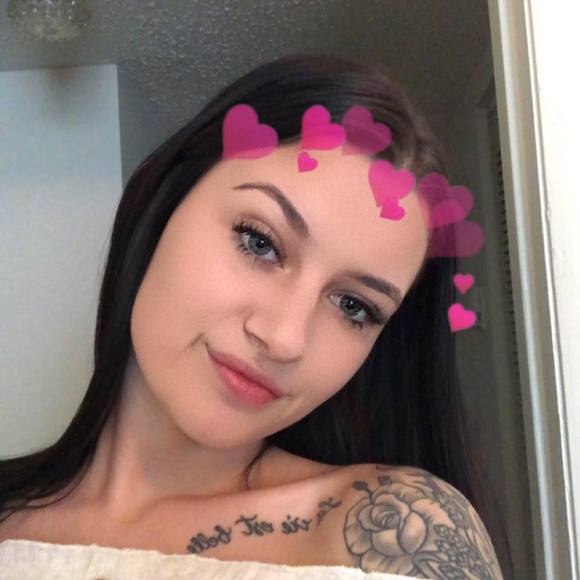 Profile Picture of Shelby Blevins (@shelbydanielleb) on Poshmark