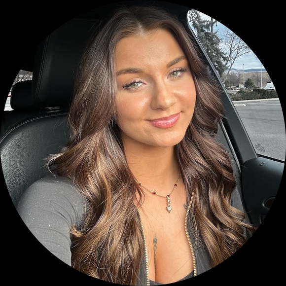 Profile Picture of Shae Heiselt (@heiseltshae) on Poshmark