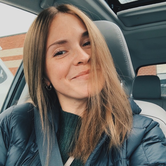 Emma Zenonian - Poshmark Profile Picture of Emma Zenonian (@emmazenonin) on Poshmark