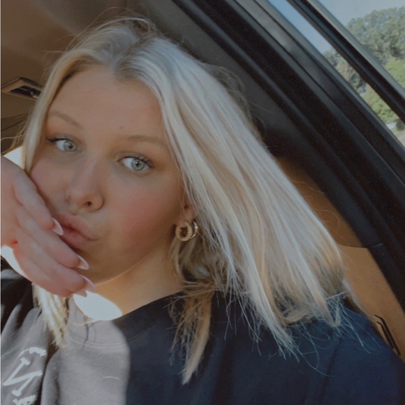 Profile Picture of Ella Zaback (@ellazaback) on Poshmark