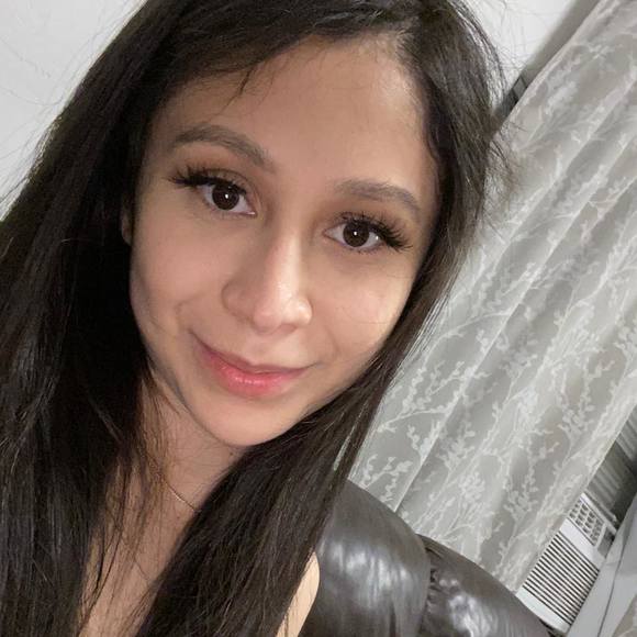 Profile Picture of Ana Causton (@anagaleana8) on Poshmark