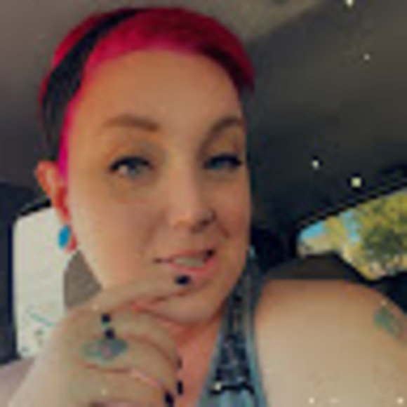 Profile Picture of Suzanne Windsor (@suzwinds) on Poshmark
