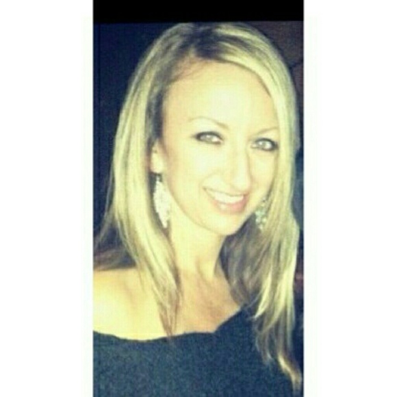 Profile Photo of Angela Mcmanus (@angelamc72) on Poshmark