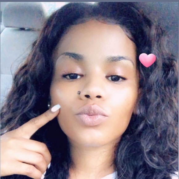 Profile Picture of Evelise Vieira (@evislainy21) on Poshmark