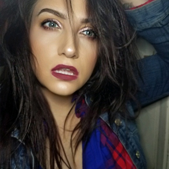 Profile Picture of Charlene Hartnett (@leniekay) on Poshmark