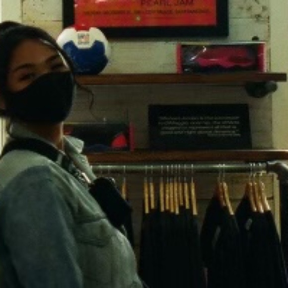 Profile Picture of Melissa D (@finegoodfinds) on Poshmark