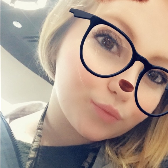 Profile Picture of Ashley Barnebee (@ashleybarnebee1) on Poshmark