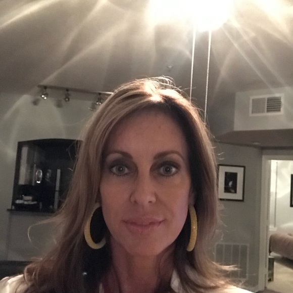 Profile Picture of Jennifer Lance (@jlance2017) on Poshmark