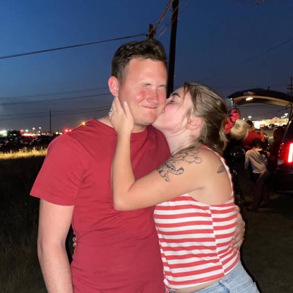 Profile Picture of Savannah Brogden (@slbrogden98) on Poshmark