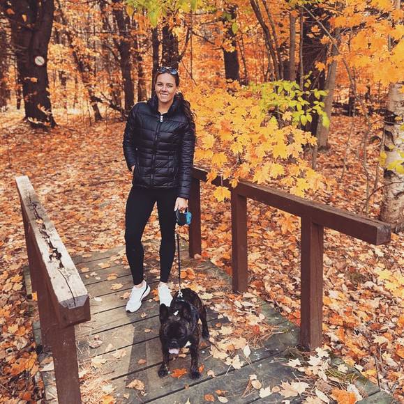 Profile Picture of Robyn Gill (@robyngill_17) on Poshmark