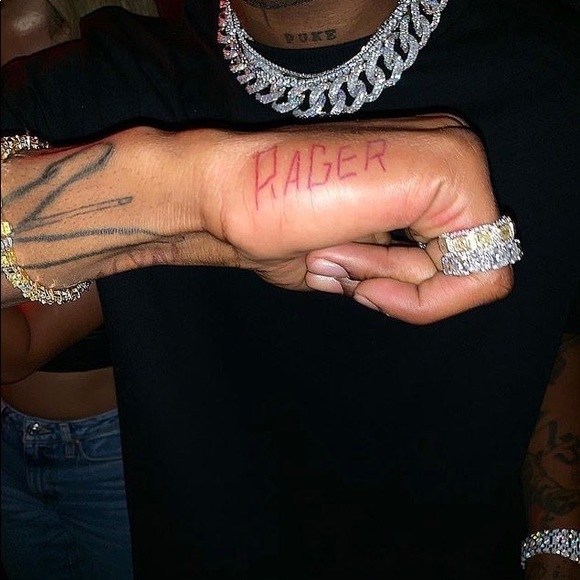 Profile Picture of Hundreds Hundreds (@hundreds_closet) on Poshmark