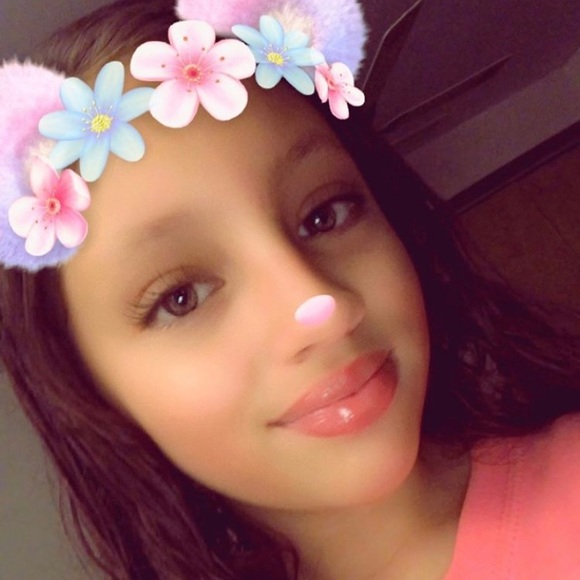 Profile Picture of Assaria Gomez (@assaria_gomez) on Poshmark