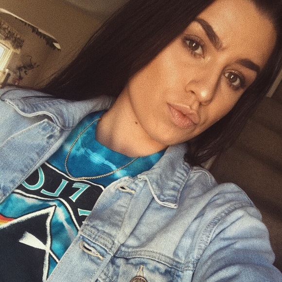 Profile Picture of Bri Pompeii (@bripompeii) on Poshmark