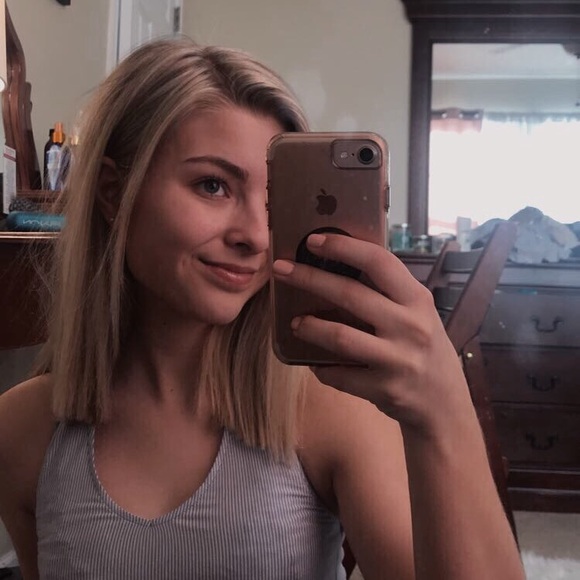 Profile Picture of Sara Koeth (@sarakoeth_) on Poshmark