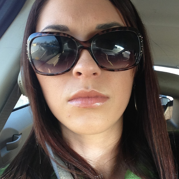 Profile Picture of Crystal Privett (@cpriv2010) on Poshmark