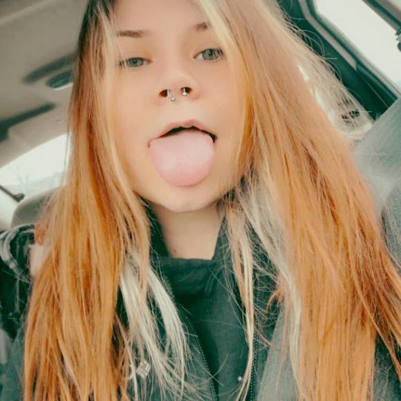 Profile Picture of Lauren Buskill (@laurenbuzkill) on Poshmark