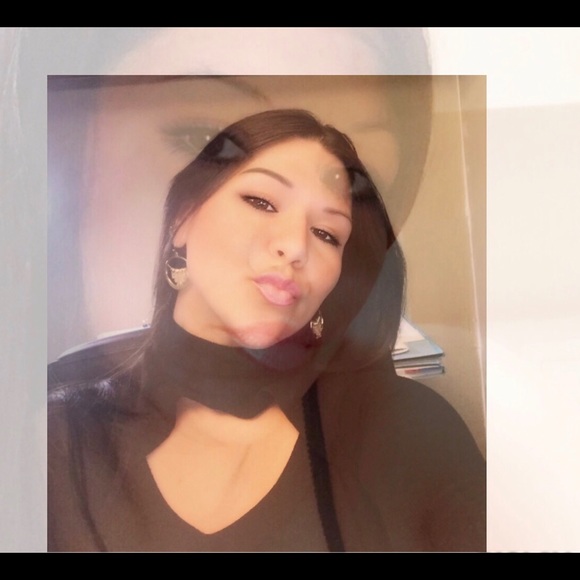 Profile Picture of Lucy Benavides (@lucyins82) on Poshmark