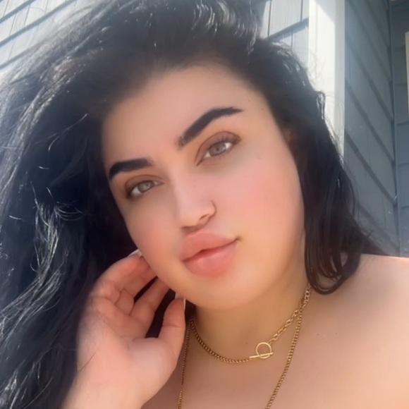 Profile Picture of Koko Klohe (@mtv123) on Poshmark