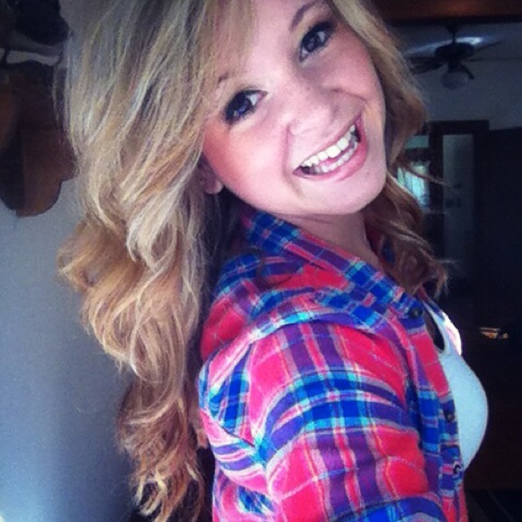 Profile Picture of Breanna Koethe (@brebre8695) on Poshmark