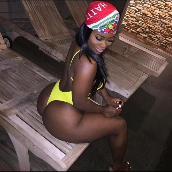 Profile Picture of Evana Lima (@chichilima1998) on Poshmark