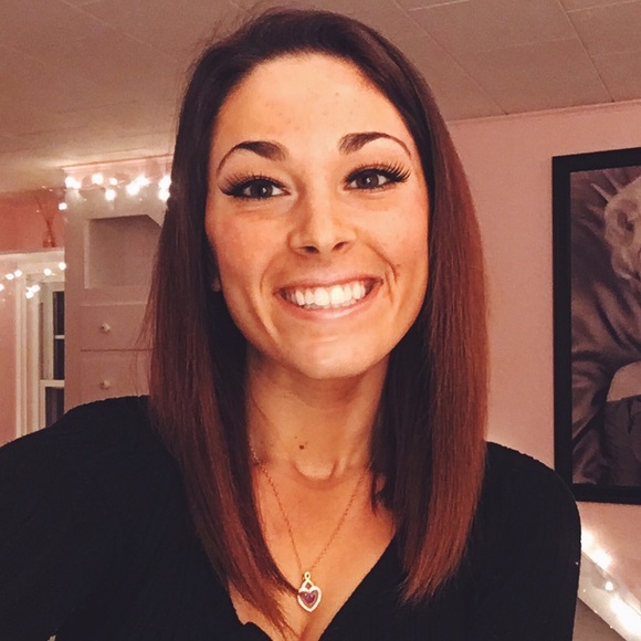 Profile Picture of Grace Pomfred (@gracepomfred) on Poshmark