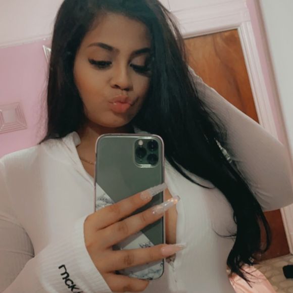 Profile Picture of Samantha Alarcon (@samanthaax24) on Poshmark