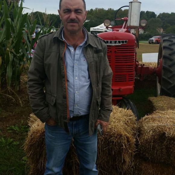 Profile Picture of Carlos Andrade (@carlosandrad695) on Poshmark