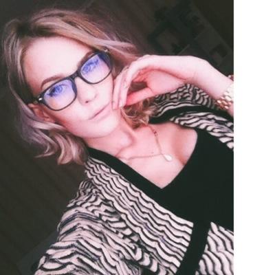 Profile Picture of Julia Komarova (@JuliaTyson18) on Twitter