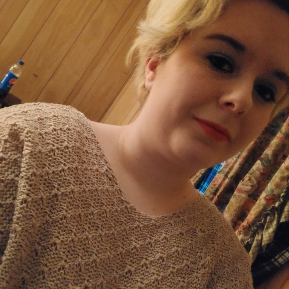 Profile Picture of Samantha Manns (@sammiemanns98) on Poshmark