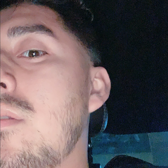 Profile Picture of Alex Banda (@allexology) on Poshmark