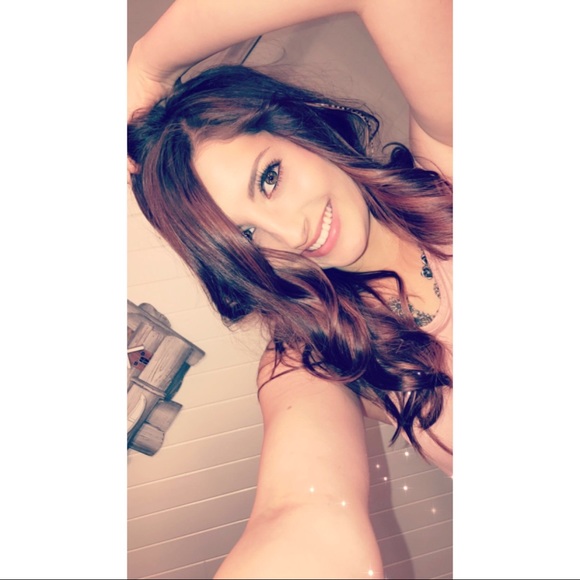 Profile Picture of Dani Vierra (@danivierra_) on Poshmark