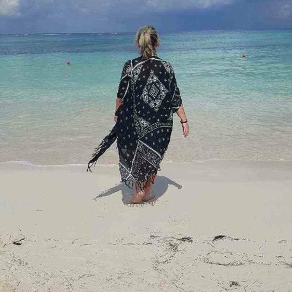 Profile Picture of Lisa Pratt (@lisaonhilborn) on Poshmark