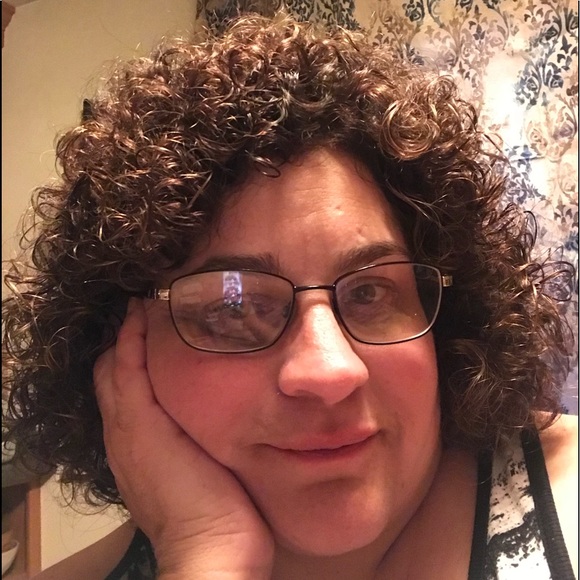 Profile Picture of Anna Mosakowski (@annamosakowski) on Poshmark