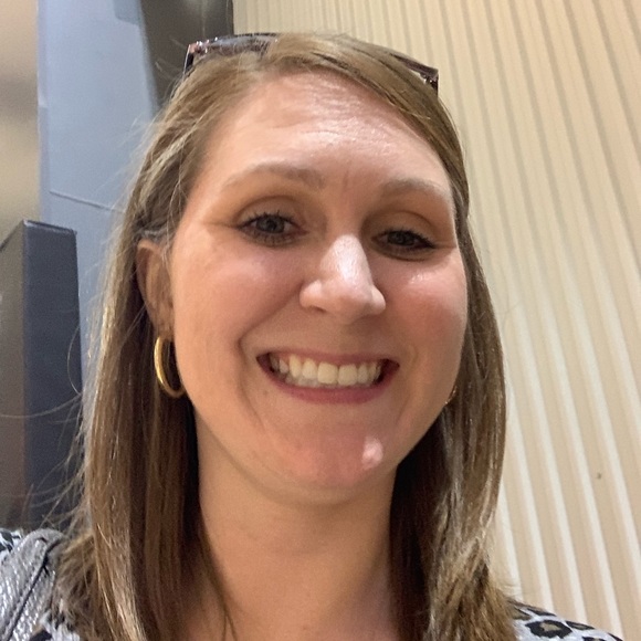 Profile Picture of Linda Hale (@lhale4456) on Poshmark
