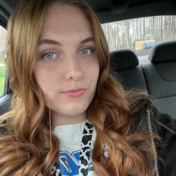 Profile Picture of Paige Saunders (@paigesaunder988) on Poshmark