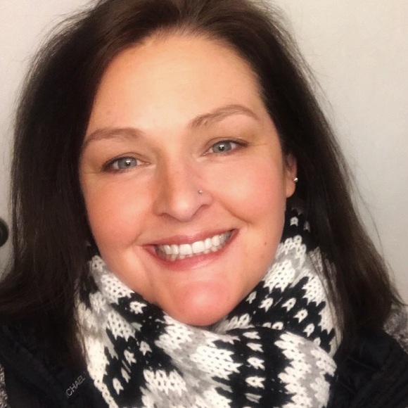 Profile Picture of Renee Spafford (@cloespafford) on Poshmark