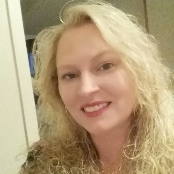 Profile Picture of Veronica Bryant (@veronica_bryant) on Poshmark