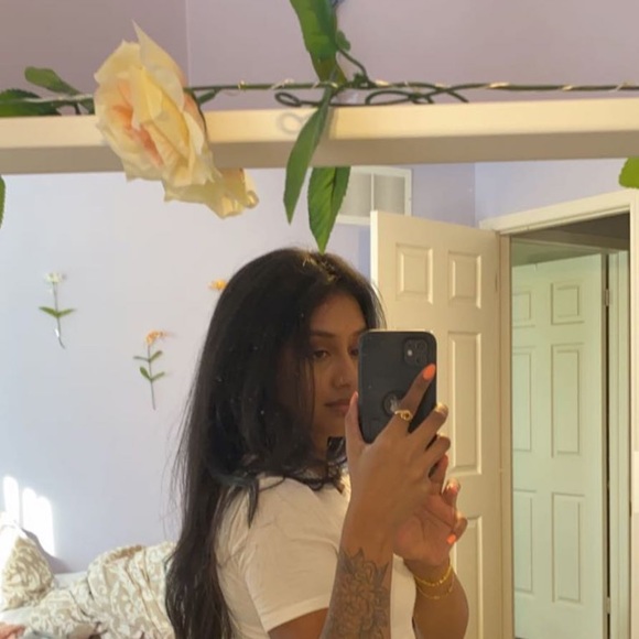 Profile Picture of Sanggavi Jey (@sanggavi) on Poshmark