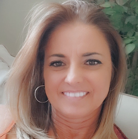 Profile Picture of Lisa Paradowski (@laparad) on Poshmark